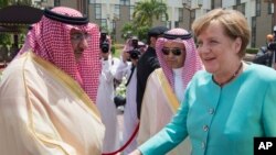 Kanselir Jerman, Angela Merkel (kanan) berjabat tangan dengan Putera Mahkota Kerajaan Arab Saudi, Pangeran Mohammed bin Naif bin Abdulaziz setibanya di Jeddah, 30 April 2017. 