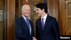Perdana Menteri Kanada Justin Trudeau (kanan) berjabat tangan dengan Joe Biden ketika masih menjabat sebagai wakil presiden AS, Ottawa, Ontario, Kanada, 9 Desember 2016. (Foto: REUTERS/Chris Wattie)