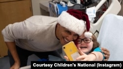 Mantan Presiden AS, Barack Obama mengunjungi Rumah Sakit Anak-anak "Children's National Hospital" di Washington, D.C., 19 Desember 2018. 