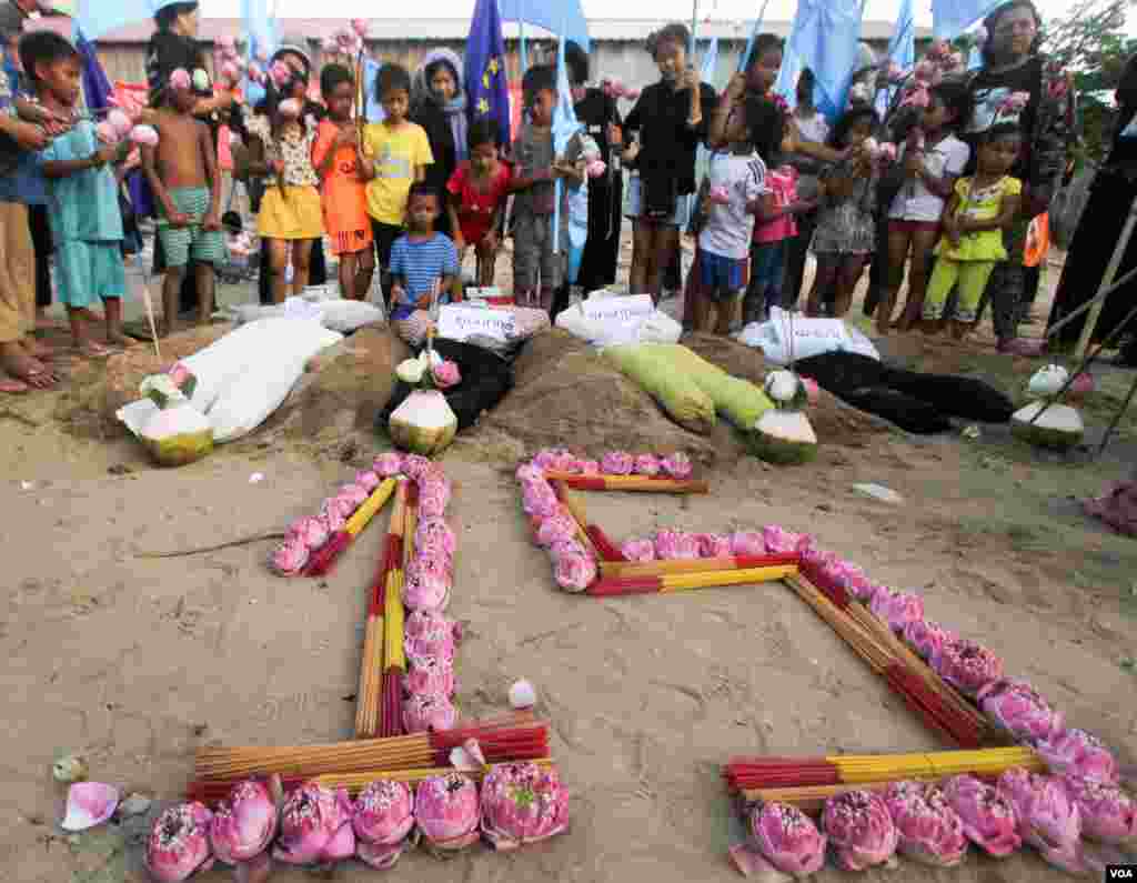 តំណាង​សហគមន៍បឹងកក់​ធ្វើ​​យុទ្ធនាការ​&laquo;ថ្ងៃ​ច័ន្ទ​ពណ៌ខ្មៅ​&raquo;​សប្ដាហ៍ទី​១៥​ ដើម្បី​ទាមទារ​យុត្តិធម៌​ជូន​​លោក​ កែម ឡី​ និង​មន្រ្តី​សិទ្ធិមនុស្ស​នៃ​អង្គការ​អាដហុក​ និងមន្រ្តី.គ.ជ.ប នៅ​រាជធានី​ភ្នំពេញ​ នា​ថ្ងៃ​ច័ន្ទ ទី​១៥ ខែ​សីហា ឆ្នាំ​២០១៦។ ​(ឡេង ឡែន/VOA)