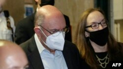 Allen Weisselberg, l'ancien directeur financier de l'entreprise de l'ancien président américain Donald Trump quitte le tribunal pénal de Lower Manhattan après avoir plaidé non coupable des accusations à New York le 1er juillet 2021.