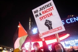 지난 19일 뉴욕에서 시위대들이 카일 리튼하우스의 무죄 평결에 항의하는 시위를 벌이고 있다.