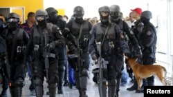 Des membres du Bataillon d'opérations spéciales du Brésil (BOPE) participent à un exercice de simulation de crise mené par le BOPE pour montrer aux médias comment la sécurité allait être organisée lors des Jeux olympiques de 2016