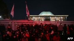 2024년 12월 7일 한국 국회 앞에서 윤석열 대통령의 탄핵을 요구하는 집회가 열렸다.