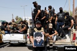 Pengikut ulama Irak Moqtada al-Sadr mundur dari jalan-jalan setelah terjadi bentrokan, dekat Zona Hijau di Baghdad, Irak, 30 Agustus 2022. (Foto: REUTERS/Ahmed Saad")