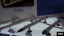 2013年8月莫斯科航展上俄罗斯从里海发射的“口径”ZM-14巡航导弹模型（右），这是出口型。（美国之音白桦拍摄）