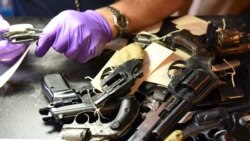 ARHIVA - Forenzičari ispituju oružje koje su predali stanovnici Čikaga