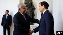 Le président du Panama Jose Raul Mulino saluant le secrétaire d'État américain Marco Rubio, Panama City, le 2 février 2025. 