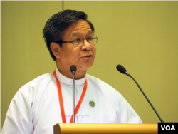 Myanmar Deputy Minister for Commerce Aung Htoo gives the keynote address at the India-Myanmar Business Conclave. (B. Dunant for VOA)