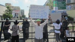 តុលាការ​ដោះលែង​សកម្មជន​សិទ្ធិ​កម្មករ សិទ្ធិ​លំនៅដ្ឋាន ដោយ​មាន​ចំណង​ច្បាប់