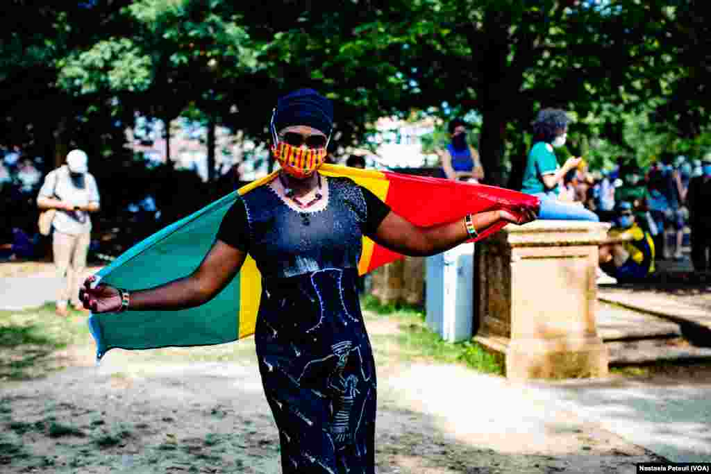 Une manifestante lors du rassemblement de &quot;Africans 4 BLM&quot; à Washington DC, le 14 juin 2020. (VOA/Nastasia Peteuil)