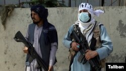 Talibanski borci stražare na glavnoj kapiji ispred predsjedničke palate u Kabulu, Afganistan, 16. avgusta 2021.