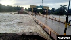 រូបភាព​ផ្សាយ​លើ​ទំព័រ​ហ្វេសប៊ុក​របស់​​​ក្រសួង​ធនធាន​ទឹកនិង​ឧតុ​និយម​ បង្ហាញ​ពី​ស្ថានភាព​ទឹក​ជំនន់​នៅ​នៅ​អាងទឹក​តាម៉ុក ស្ថិត​នៅ​ឃុំអន្លង់វែង ស្រុក​អន្លង់វែង ថ្ងៃទី១៧ ខែតុលា ឆ្នាំ២០២១។ (ហ្វេសប៊ុក/ក្រសួង​ធនធាន​ទឹកនិង​ឧតុ​និយម)