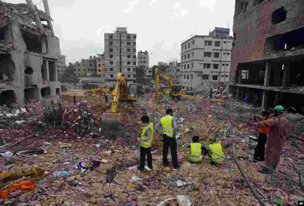 People work in the rubble of a collapsed garment factory in Savar near Dhaka, Bangladesh, May 10, 2013. 