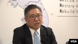 지난 2012년부터 2년간 북한에 억류됐다 풀려난 한국계 미국인 케네스 배씨가 VOA와 인터뷰를 하고 있다.