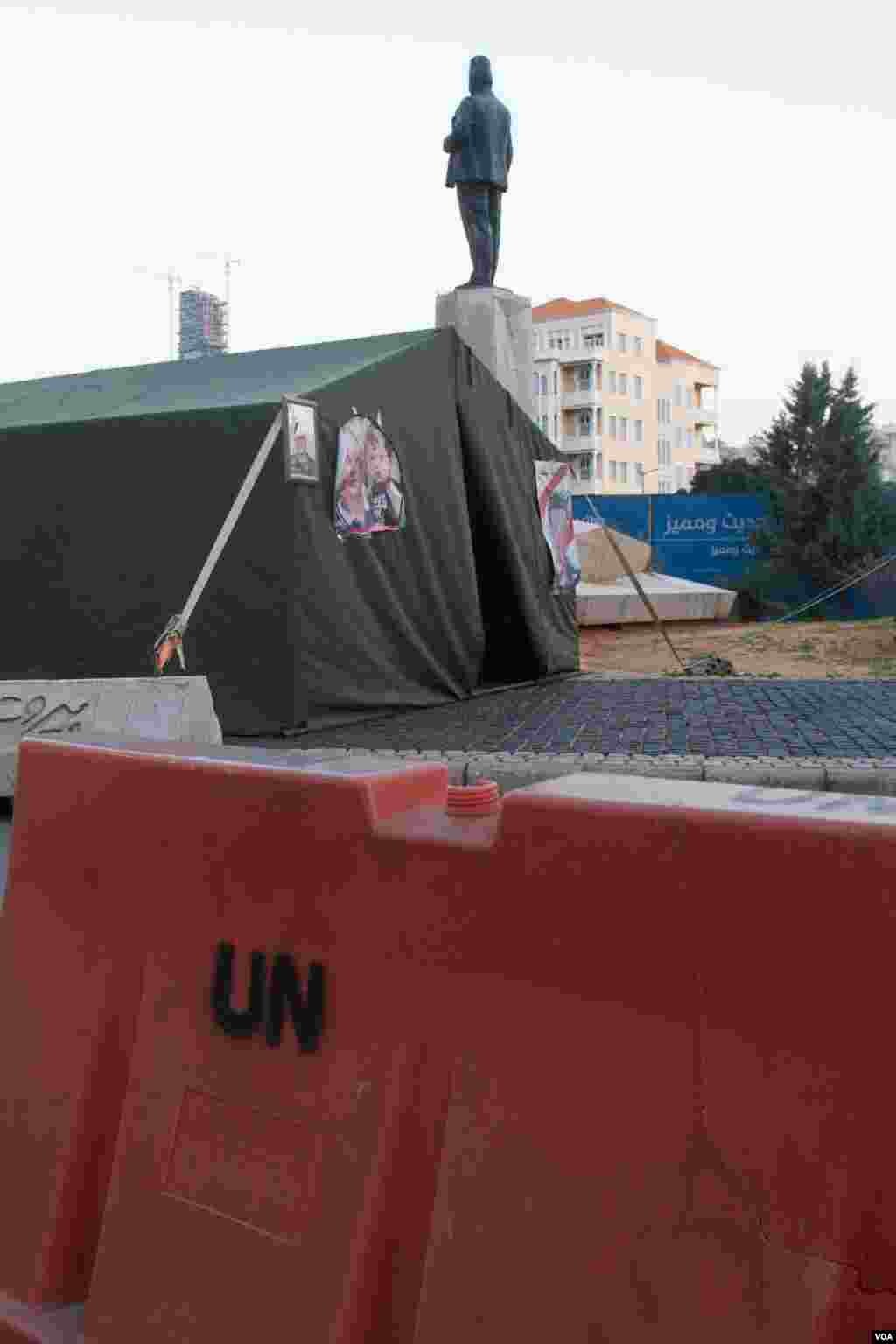 The camp is positioned in Riad Al Solh Square under a statue of Riad Al Solh, the country’s first prime minister. (John Owens/VOA)