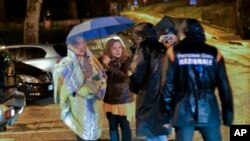 Des habitants d'Ussita, centre de l'Italie, chassés de leurs maisons, le 27 octobre 2016.