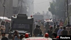 22일 파키스탄 남부 카라치의 진나공항 인근 주택가에 여객선이 추락하는 사고가 발생한 후 구급대원들이 도착했다. 