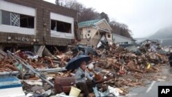 海啸幸存者在风雨废墟中