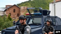 Sejumlah petugas dari unit khusus Kepolisian Kosovo berjaga di area sekitar Biara Banjska di Banjska di utara Kosovo, sekitar 15 kilometer dari perbatasan dengan Serbia, Rabu, 27 September 2023. (Foto: Stringer/AFP)
