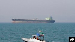 រូប​ឯកសារ៖ ទូក​ល្បឿន​លឿន​របស់​កង​សន្តិសុខ​សមុទ្រ​​អ៊ីរ៉ង់​កំពុង​ធ្វើ​ដំណើរ​ក្នុង​ឈូង​សមុទ្រ​ពែក ដែល​មាន​នានា​ដឹក​ប្រេង​នៅ​ខាង​ក្រោយ។