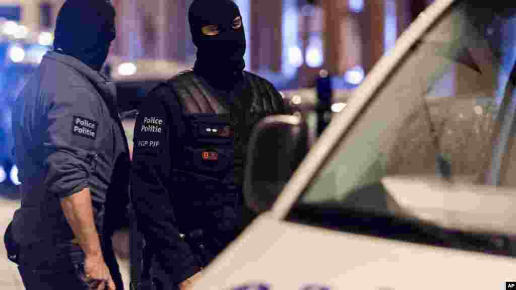 Les éléments des forces spéciales d&#39;intervention belges viennent de fouiller une maison dans le quartier Molenbeek, à Bruxelles, 17 novembre 2015.&nbsp;