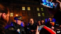 Češki ministar unutrašnjih poslova Vi Rakusan i policajac Martin Vondrašek daju izjave posle masovnog ubistva u centru Praga, 21. decembra 2023. (Foto: AP /Petr David Josek)