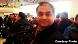 伊力哈木13年2月2日在北京首都国际机场准备前往美国访学被拒绝出境前留影（唯色博客图片）