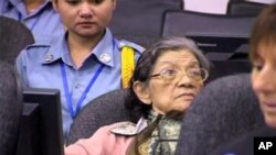 អតីត​រដ្ឋ​មន្ត្រី​សង្គម​កិច្ច​ខ្មែរ​ក្រហម​ អៀង​ ធីរិទ្ធ​ នៅ​សាលាក្តី​កាត់ទោស​មេដឹកនាំ​ខ្មែរ​ក្រហម