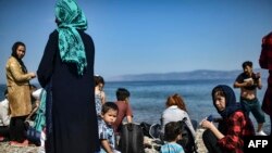 Migran dari Afghanistan tiba setelah menyeberangi Laut Aegean dari Turki dengan perahu karet di pulau Lesbos, Yunani, 6 Agustus 2018.