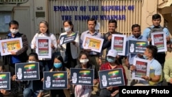 មន្រ្តីសង្គមស៊ីវិល និងសហជីព ឈរខាងមុខស្ថានទូតមីយ៉ាន់ម៉ាប្រចាំនៅកម្ពុជា នៅព្រឹកថ្ងៃទី១២ ខែកុម្ភៈ ឆ្នាំ២០២១ ដើម្បីដាក់ញត្តិគាំទ្រប្រជាពលរដ្ឋមីយ៉ាន់ម៉ា។ (រូបថតផ្តល់ឲ្យ)