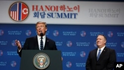 도널드 트럼프 미국 대통령과 마이크 폼페오 국무장관이 지난해 2월 베트남 하노이에서 2차 미-북 정상회담을 마친 후 기자회견을 했다.