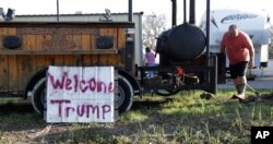 William Loosemore adds wood to his smoker as he prepares food for first responders, volunteers and those in need of a meal, Aug. 29, 2017, in Rockport, Texas, where recovery after Hurricane Harvey continues.