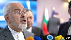 Arhiva - Iranski ministar inostranih poslova, Mohamed Džavad Zarif, obraća se medijima nakon sastanka sa šeficom evropske diplomatije Federikom Mogerini u Briselu, 15. maja 2018.