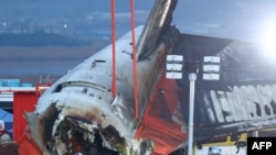 ເຈົ້າໜ້າທີ່ດັບເພີງ ແລະທີມກູ້ໄພ ເຮັດວຽກໃກ້ກັບຈຸດເກີດເຫດເຮືອບິນໂບອິ້ງ 737-800 ຂອງສາຍການຍິນ ເຈຈູແອ ຕົກ ແລະລະເບີດເປັນໄຟ ຢູ່ທີ່ສະໜາມບິນສາກົນມູອັນ ໃຂແຂວງ ຈອລລາ ໃຕ້ (Jeolla), ວັນທີ 29 ທັນວາ 2024. 