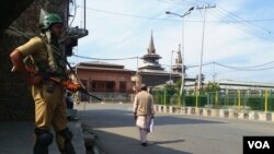 印控克什米尔地区，穆斯林和印度军队的冲突由来已久。（2018年9月28日，美国之音朱诺拍摄）