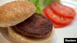 Prvi hamburger na svetu napravljen u laboratoriji predstavljen je na degustaciji u Londonu, 5. avgusta 2013.