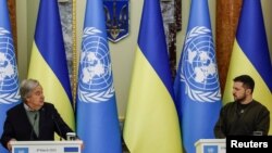  안토니우 구테흐스(왼쪽) 유엔 사무총장과 볼로디미르 젤렌스키 우크라이나 대통령이 8일 크이우(러시아명 키예프)에서 공동회견하고 있다.