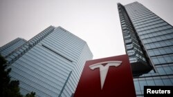 แฟ้มภาพ: โลโก้ของรถเทสลา ที่นอกโชว์รูมแห่งหนึ่งในนครปักกิ่ง ประเทศจีน