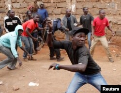 Supporters of opposition leader Raila Odinga throw stones at police in Kibera slum, Nairobi, Kenya, Aug. 12, 2017.