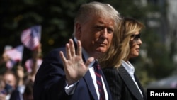 រូបឯកសារ៖ លោកប្រធានាធិបតី Donald Trump បានលើក​គ្រវីដៃ​ទៅកាន់​អ្នកសារព័ត៌មាន​នៅពេលដែល​លោក​ចេញដំណើរ​ជាមួយ​ភរិយា​របស់​លោក គឺ​លោកស្រី Melania Trump ទៅ​ចូលរួម​ការ​ជជែក​ដេញដោល​របស់​បេក្ខជន​ប្រធានាធិបតី​លើក​ដំបូង​របស់​លោក​ជាមួយ​លោក Joe Biden នៅ​ទីក្រុង Cleveland រដ្ឋ Ohio។