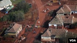 Beberapa desa di kota Devecser, barat daya ibukota Budapest, terkena tumpahan limbah beracun dari pabrik aluminium di dekatnya sejak 4 Oktober lalu.