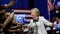 2016年2月27日民主党总统候选人希拉里·克林顿到达南卡罗来纳州民主党总统初选会场和支持者打招呼。