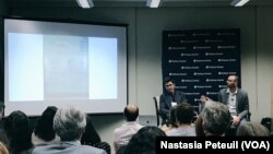 Les photojournalistes américains Austin Merrill et Peter DiCampo présentent leur projet Everyday Africa au centre Pulitzer, à Washington DC, le 25 septembre 2017.