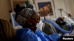 Kovid pacijent na intenzivnoj njezi u bolnici u Kaliforniji (Foto: Rojters/Shannon Stapleton)