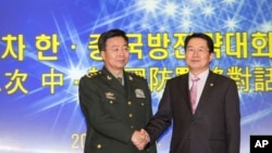 28일 서울에서 열린 제3차 한·중 국방전략대화에 앞서 백승주 한국 국방부 차관(오른쪽)과 왕관중 중국 인민해방군 부총참모장이 악수를 나누고 있다.