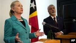 Menlu AS Hillary Rodham Clinton dan PM Timor Leste Xanana Gusmao dalam konferensi pers bersama di Dili, Kamis (6/9). 