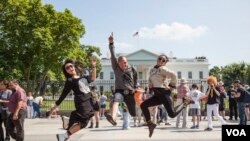 Para personil KotaK berpose di depan Gedung Putih di Washington, DC (foto: Christian Arya Winata)