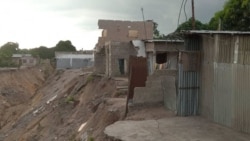 Des maisons englouties par l'érosion à Makabandilou, le 4 janvier 2020. (VOA/Arsène Séverin)