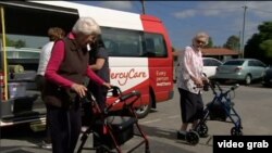 Kunjungan penghuni fasilitas khusus lansia pengidap demensia di Perth, Australia. (Photo: AP/Videograb)